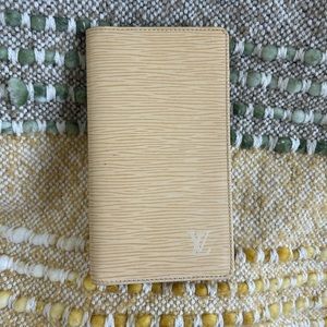 Louis Vuitton Card holder - pale yellow!